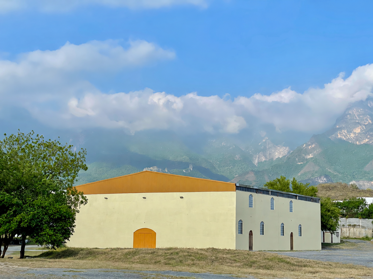 Vista exterior del auditorio de la Iglesia Bautista Monte Hebrón